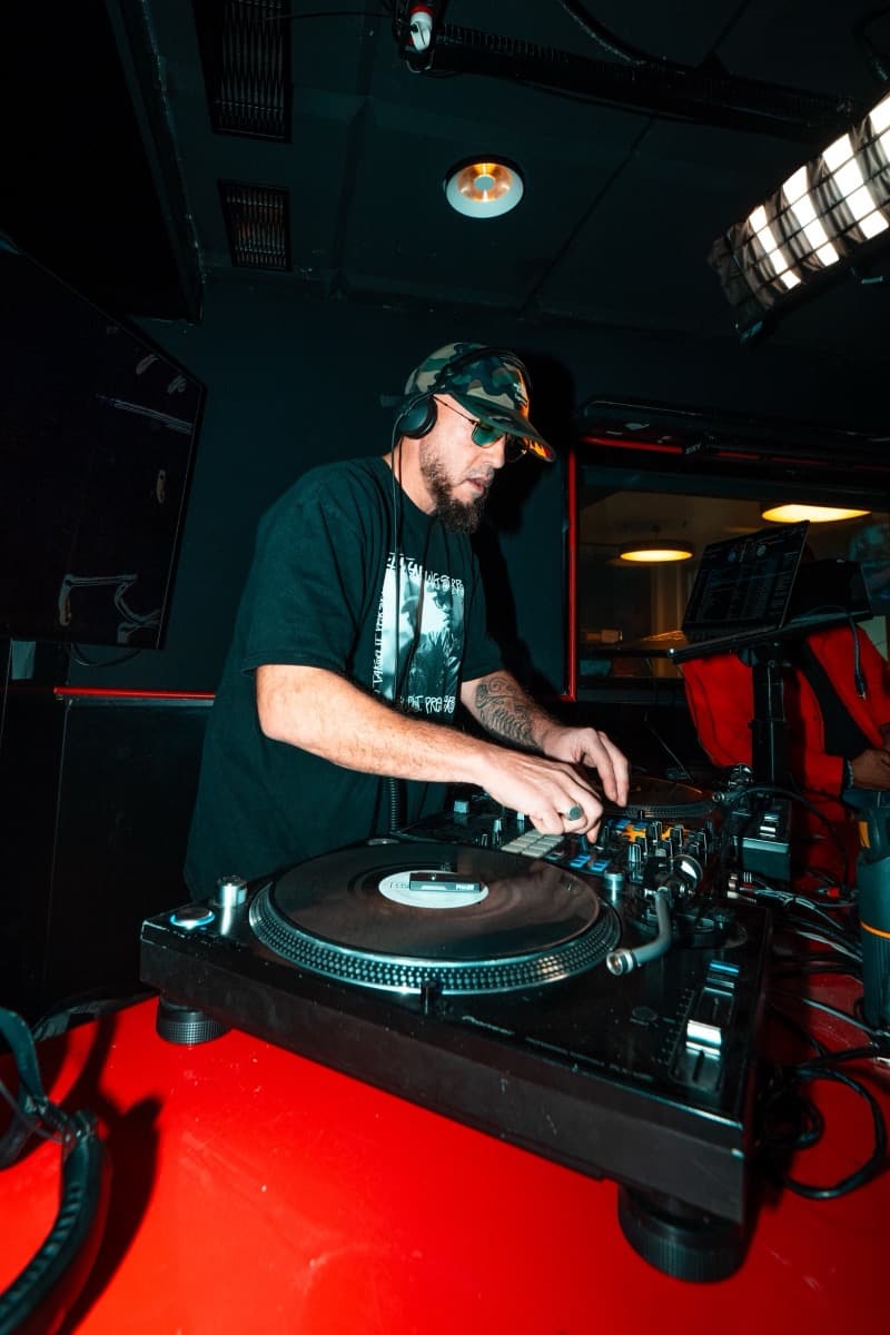 Dirty Swift derrière les platines